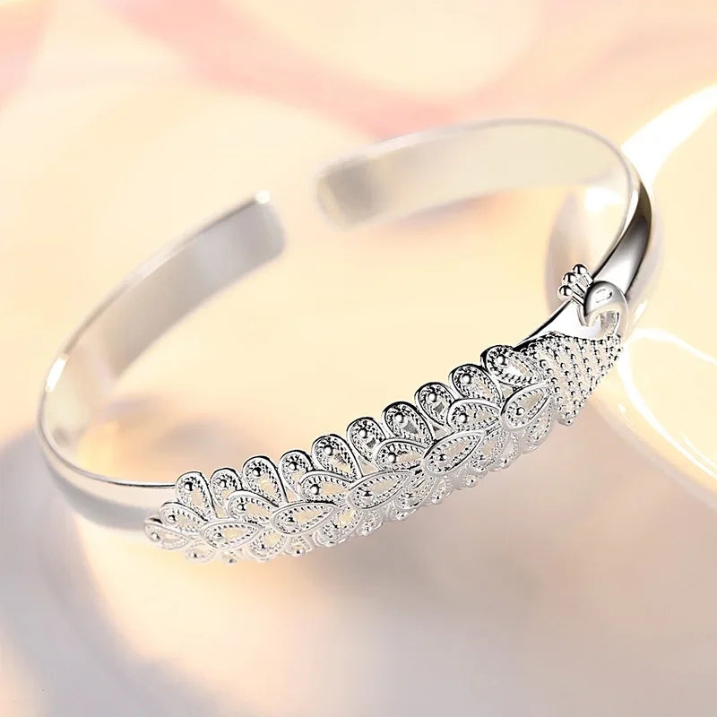 Pulseira Rígida Pavão: Elegância e Ajuste Prático