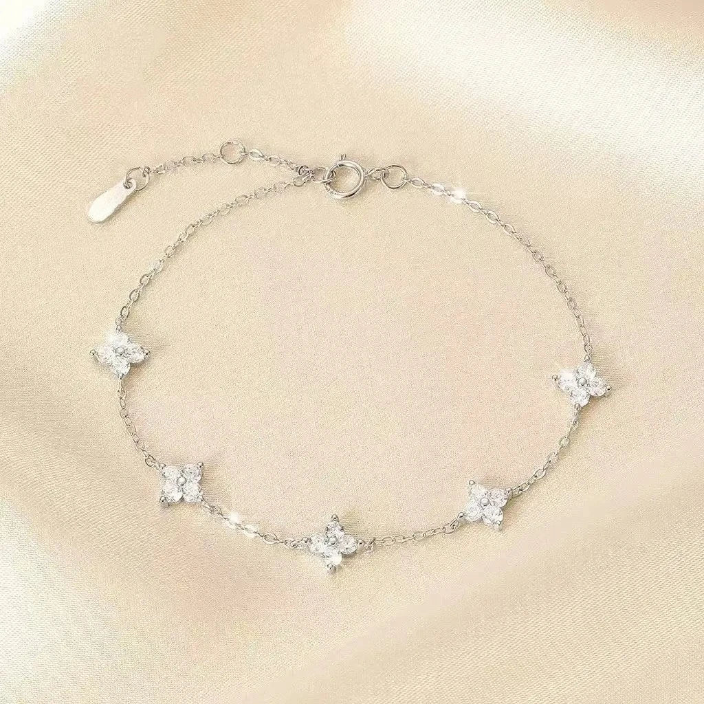 Pulseira Dupla Coração Vazado: Brilho Prateado Minimalista
