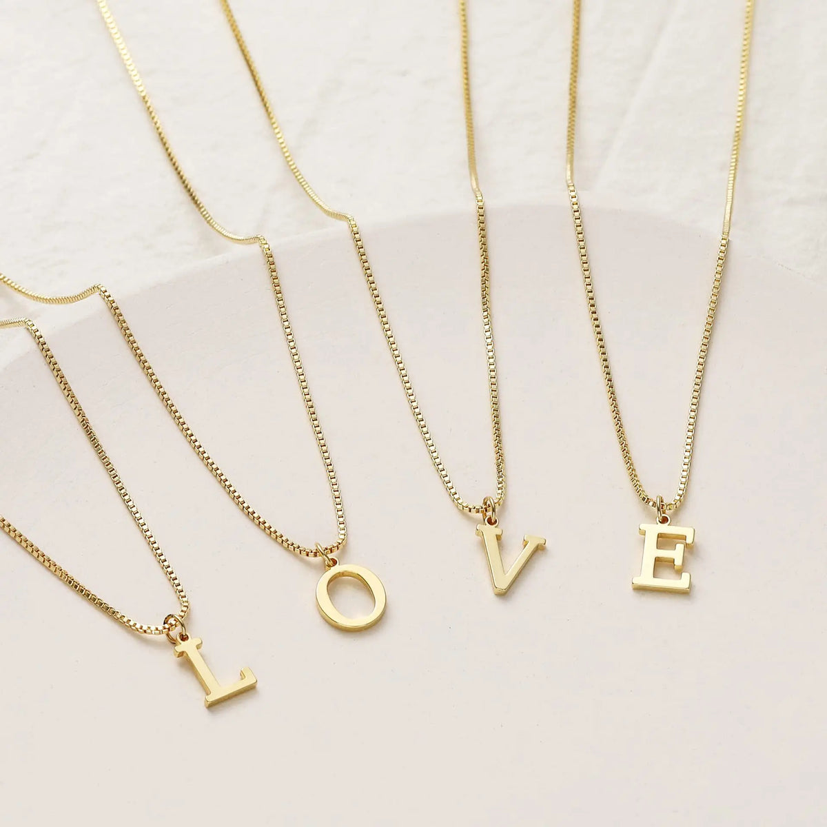 Colar com letra inicial, banhado a ouro 18K