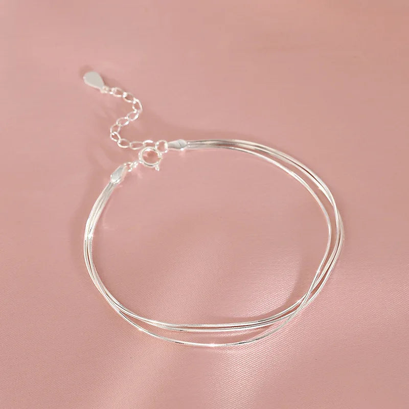 Pulseira Dupla Coração Vazado: Brilho Prateado Minimalista