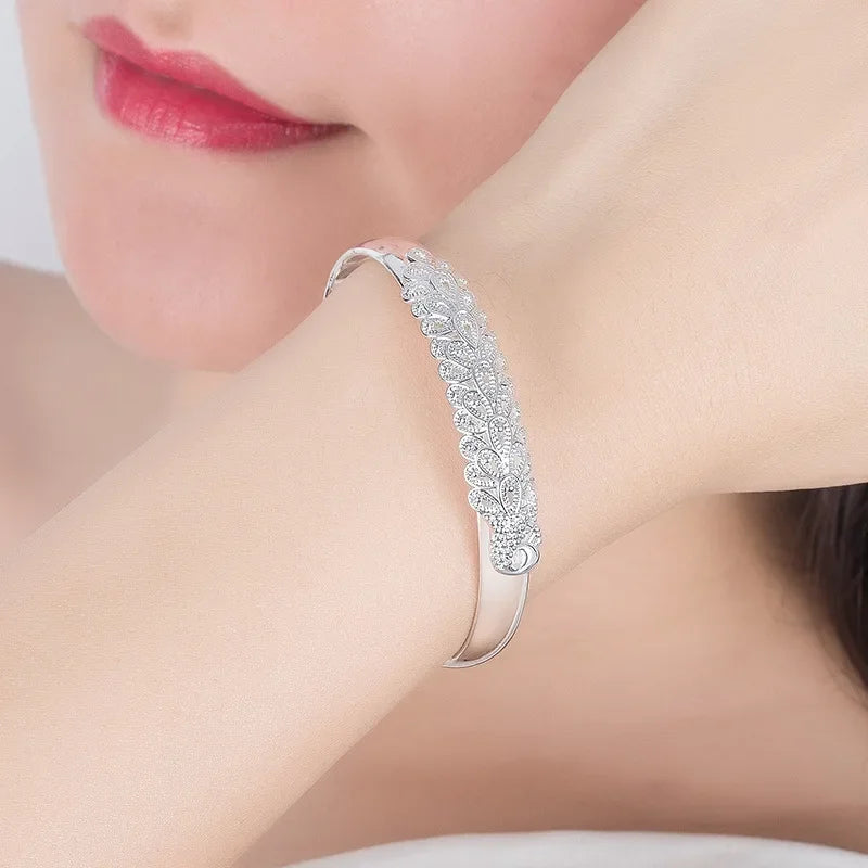 Pulseira Rígida Pavão: Elegância e Ajuste Prático