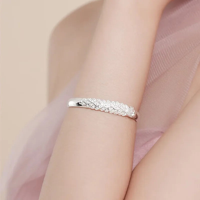 Pulseira Rígida Pavão: Elegância e Ajuste Prático