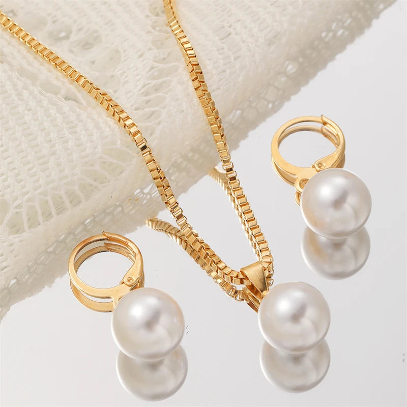 Conjunto Dourado Elegance: Colar e Brincos com Pérola