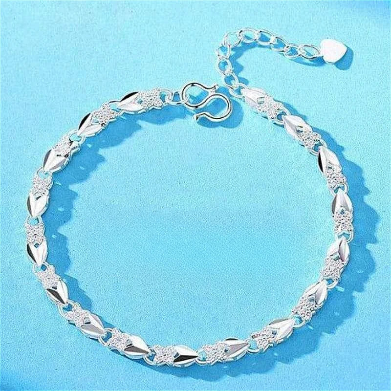 Pulseira Dupla Coração Vazado: Brilho Prateado Minimalista
