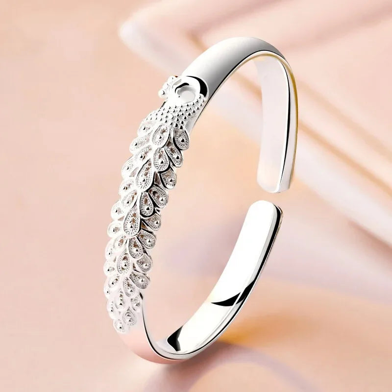 Pulseira Rígida Pavão: Elegância e Ajuste Prático