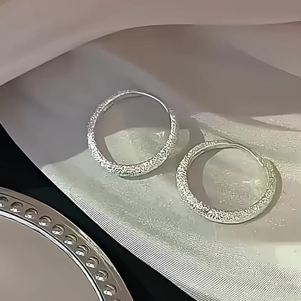 Brincos Argola Efeito Estrelado: Brilho Texturado