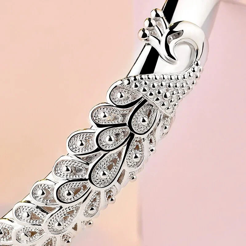 Pulseira Rígida Pavão: Elegância e Ajuste Prático