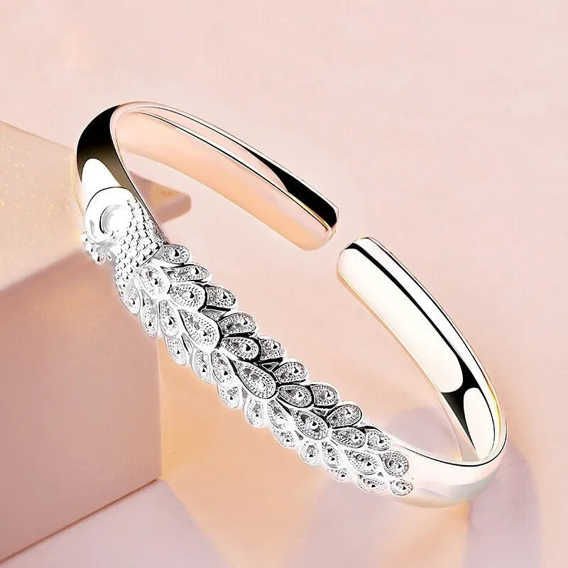 Pulseira Rígida Pavão: Elegância e Ajuste Prático