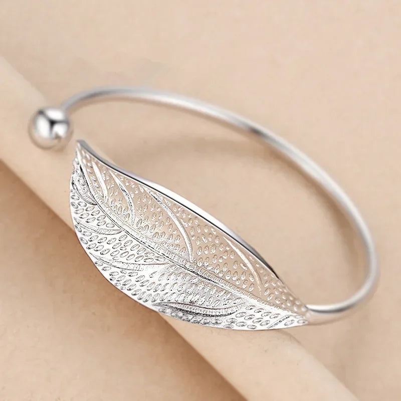 Pulseira Rígida Pavão: Elegância e Ajuste Prático