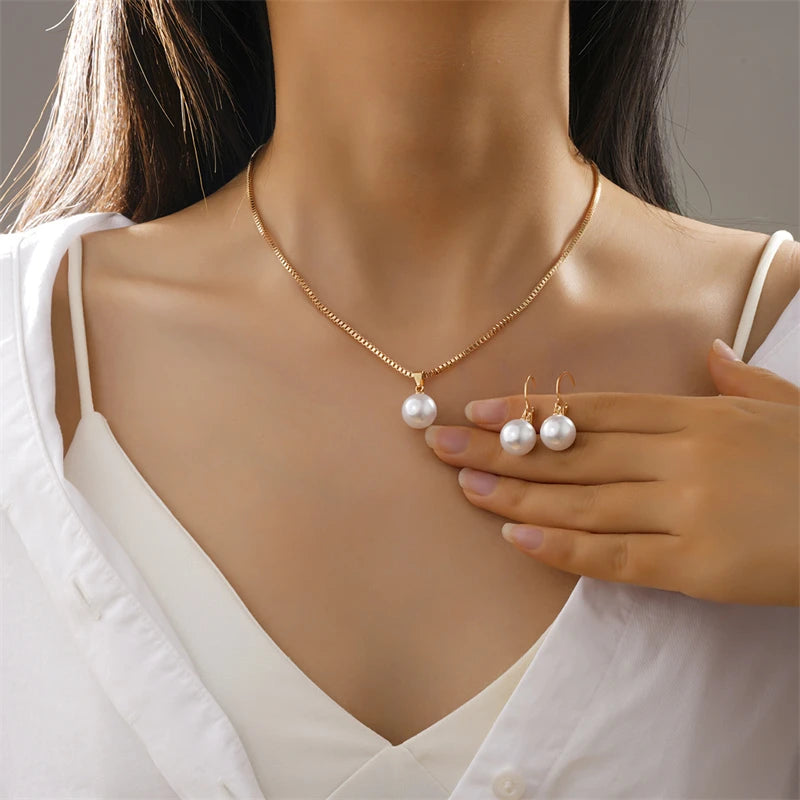 Conjunto Dourado Elegance: Colar e Brincos com Pérola