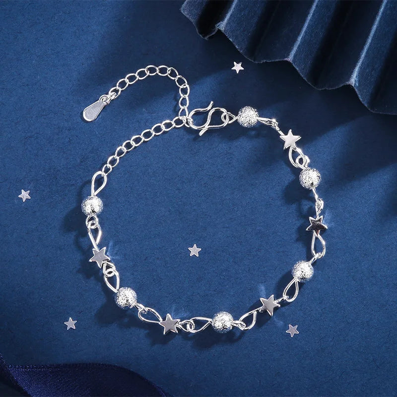 Pulseira Dupla Coração Vazado: Brilho Prateado Minimalista
