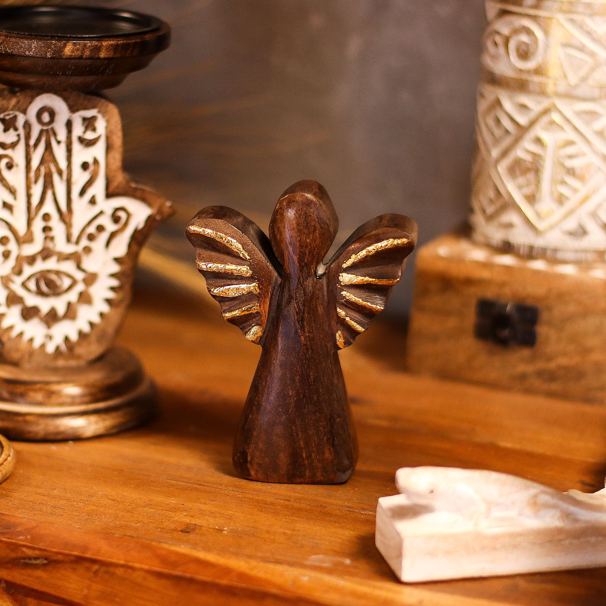 Anjo em Madeira de Mangueira com Asas Douradas (12 cm)