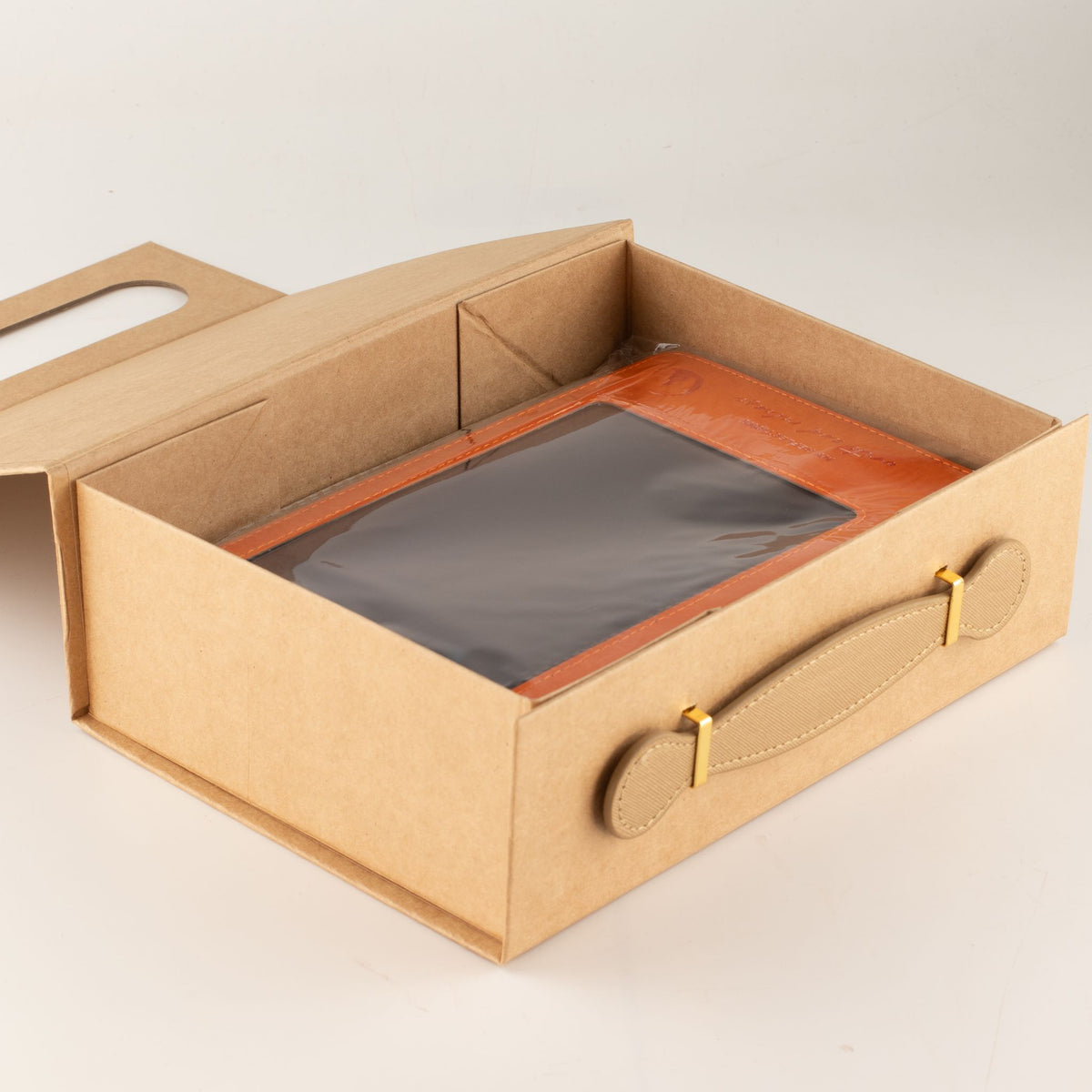 Caixa de Presente Kraft Rígida com Pega Elegante (24x18x8 cm)
