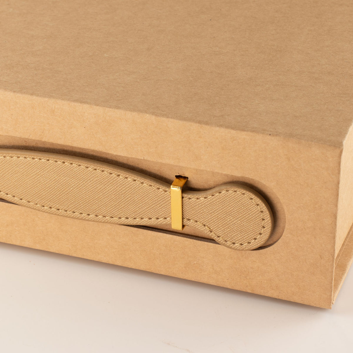 Caixa de Presente Kraft Rígida com Pega Elegante (24x18x8 cm)