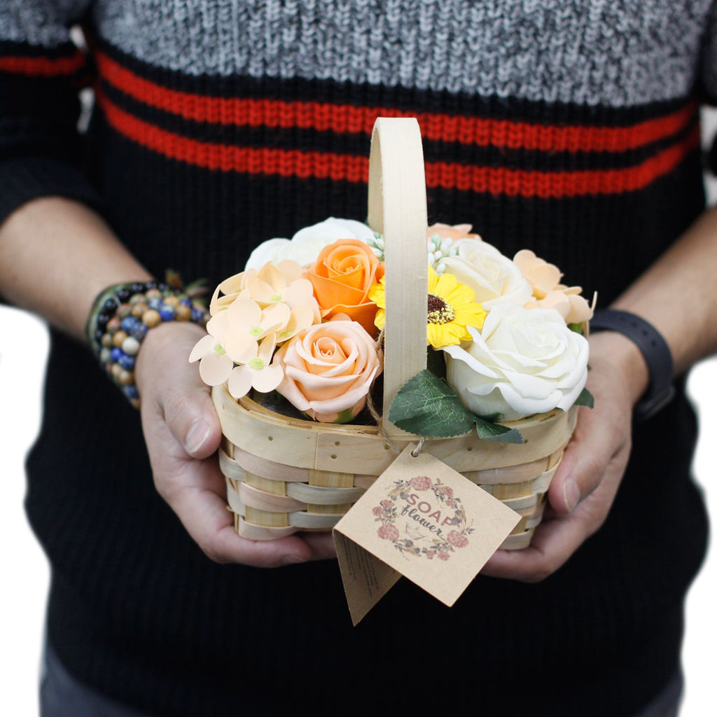 Cesto em Vime com Flores de Sabão Lilás para Banho de Imersão