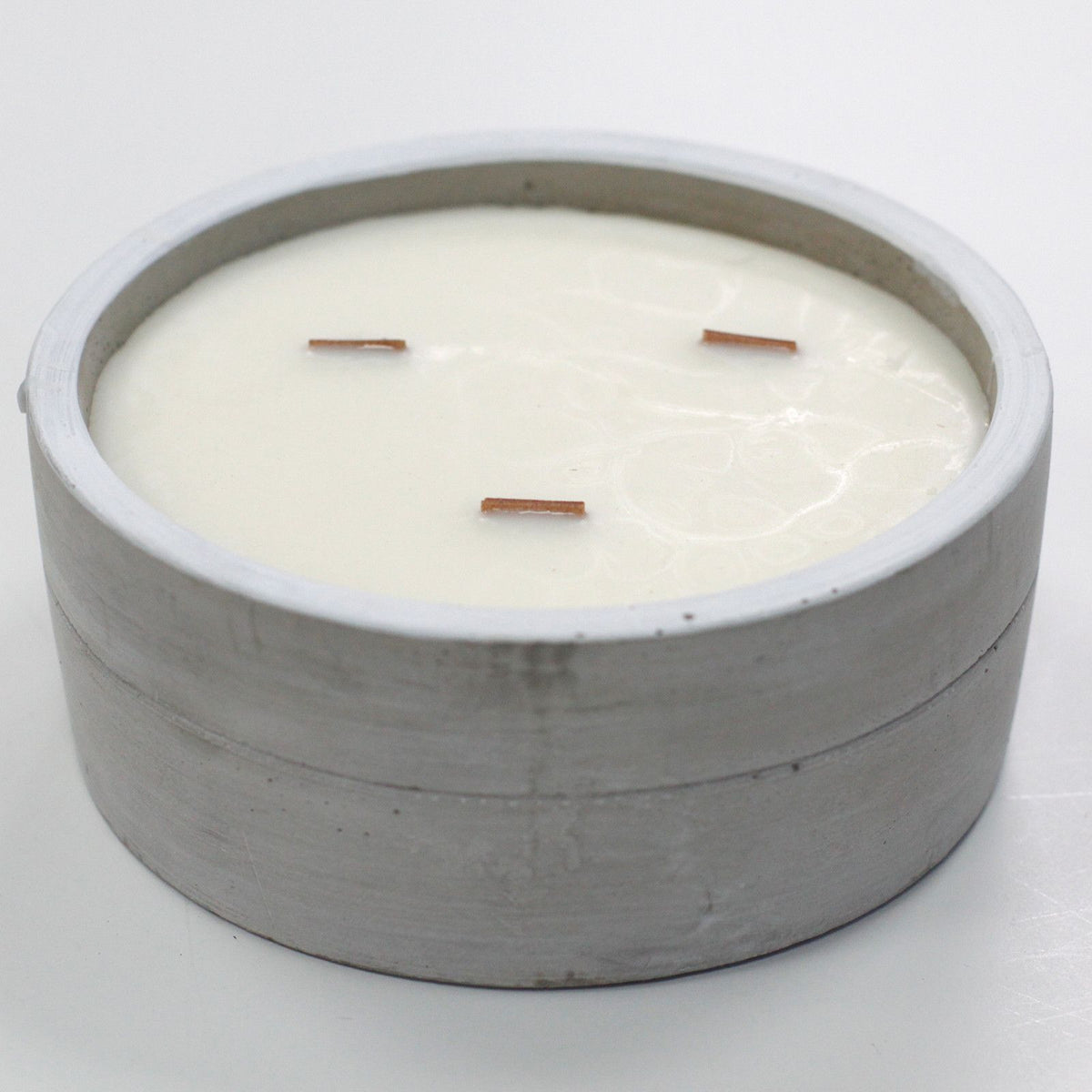 Vela de Soja em Betão com Pavios de Madeira: Patchouli & Âmbar