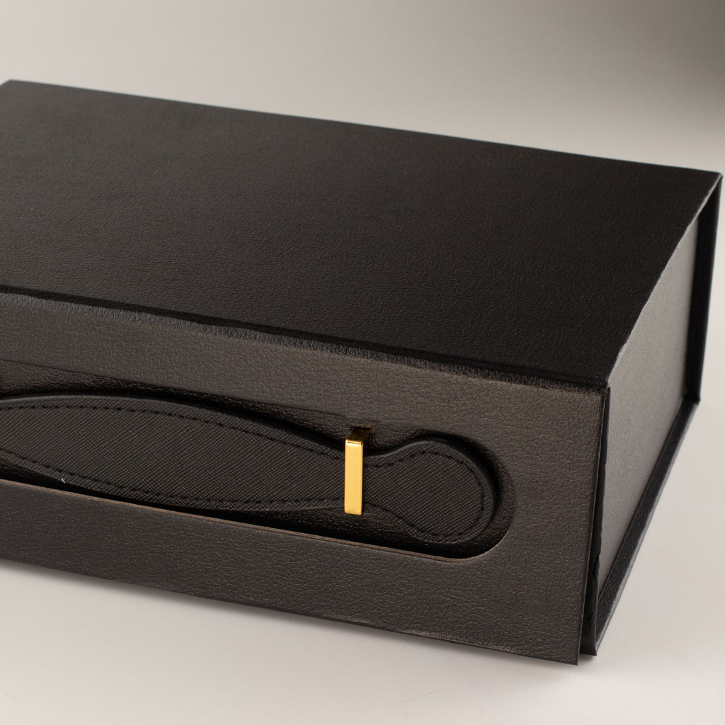 Caixa de Oferta Dobrável Preto Mate com Pega Frontal (24×18 cm)