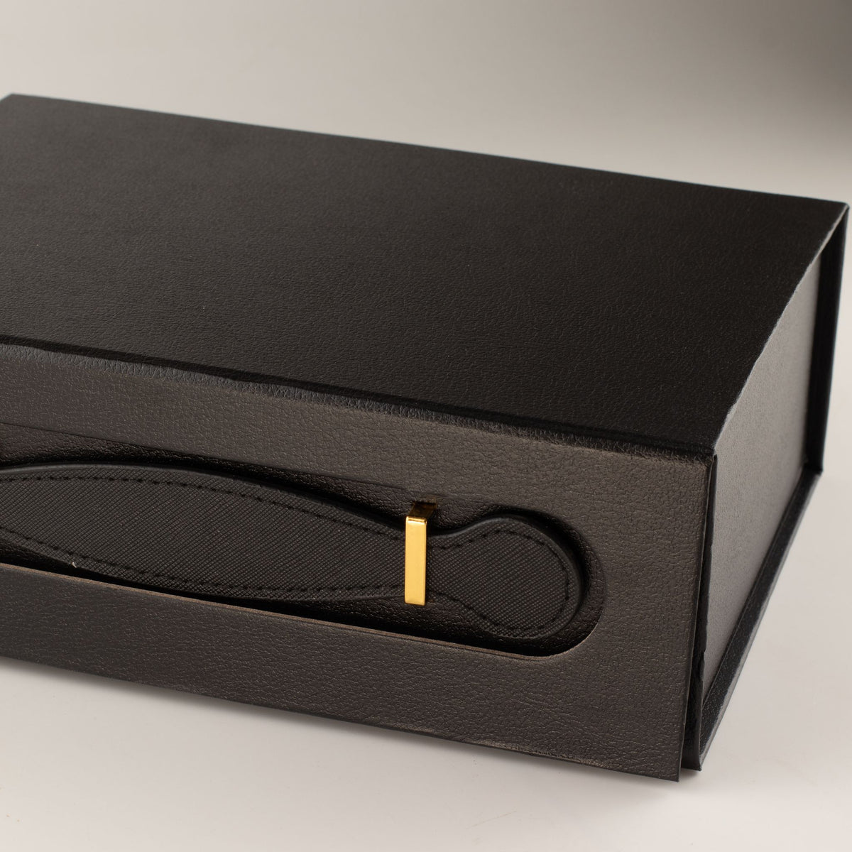 Caixa de Oferta Dobrável Preto Mate com Pega Frontal (24×18 cm)