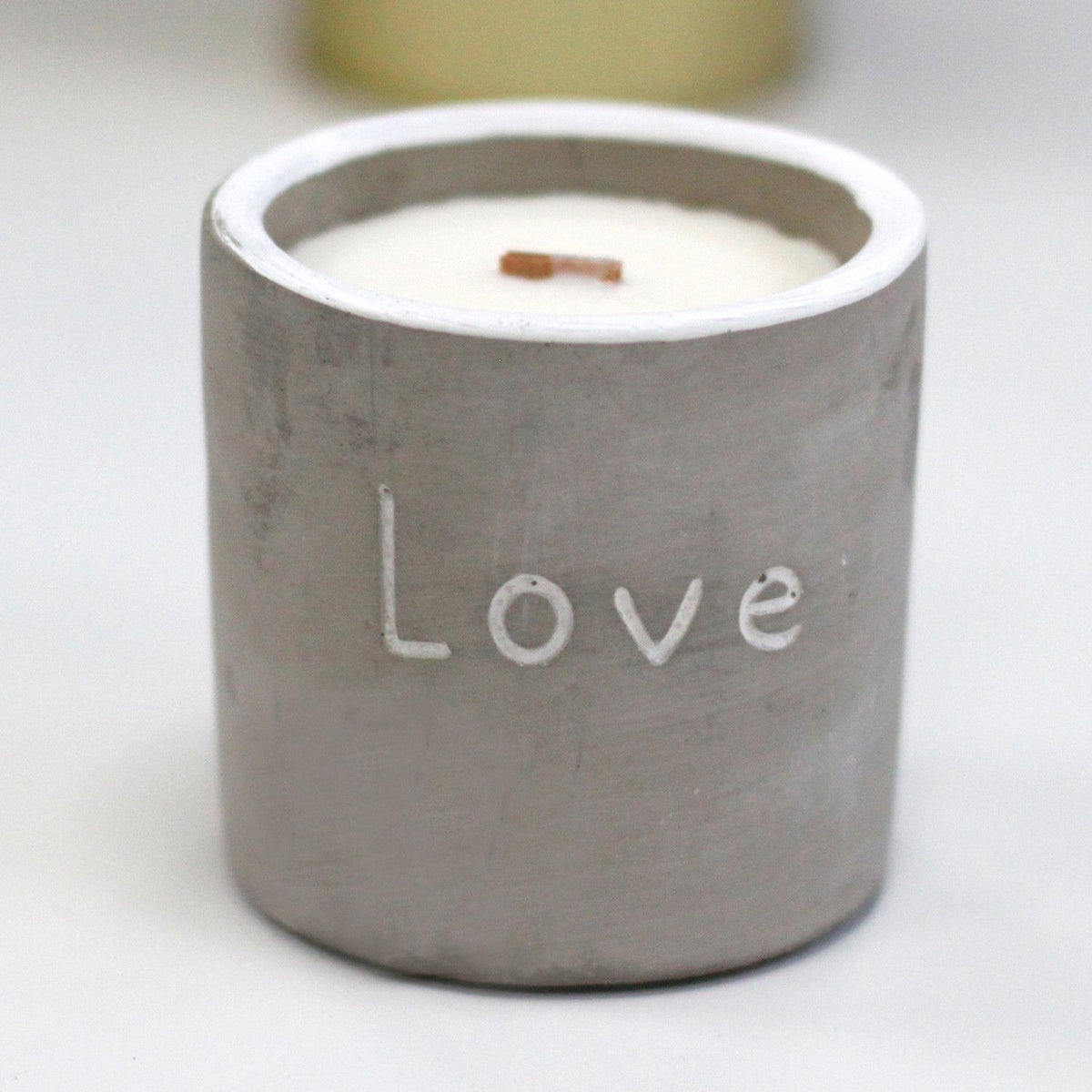 Vela de Soja em Betão Love com Pavio de Madeira (Médio)
