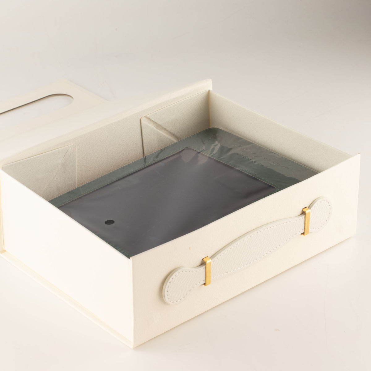 Caixa de Oferta com Pega Elegante (24x18x8 cm) – Branca