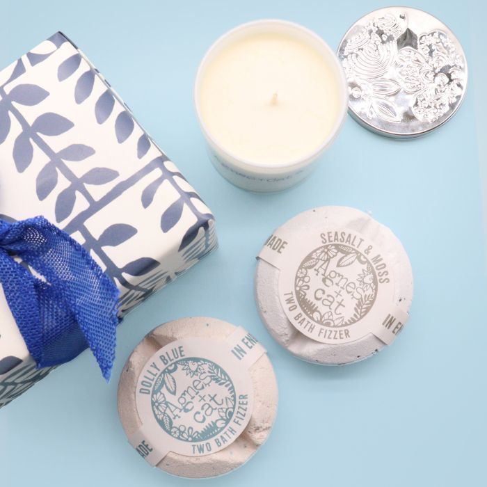 Coffret Agnes + Cat: Vela Parma Violet e Bombas Banho